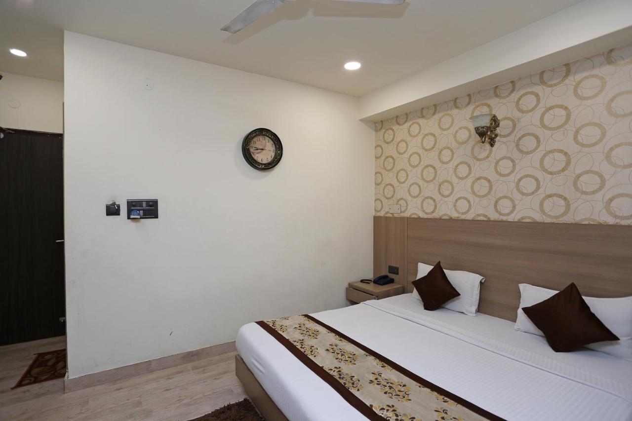 Capital O 5663 Gs Inn Chinhat Exterior photo