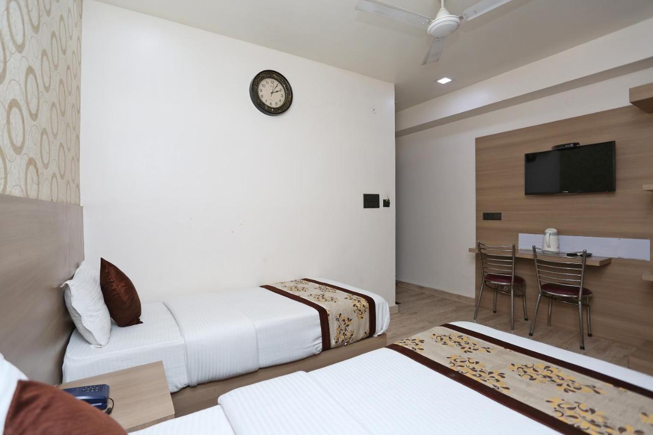 Capital O 5663 Gs Inn Chinhat Exterior photo