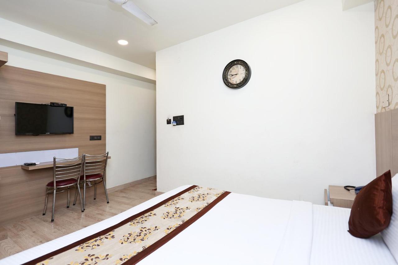 Capital O 5663 Gs Inn Chinhat Exterior photo