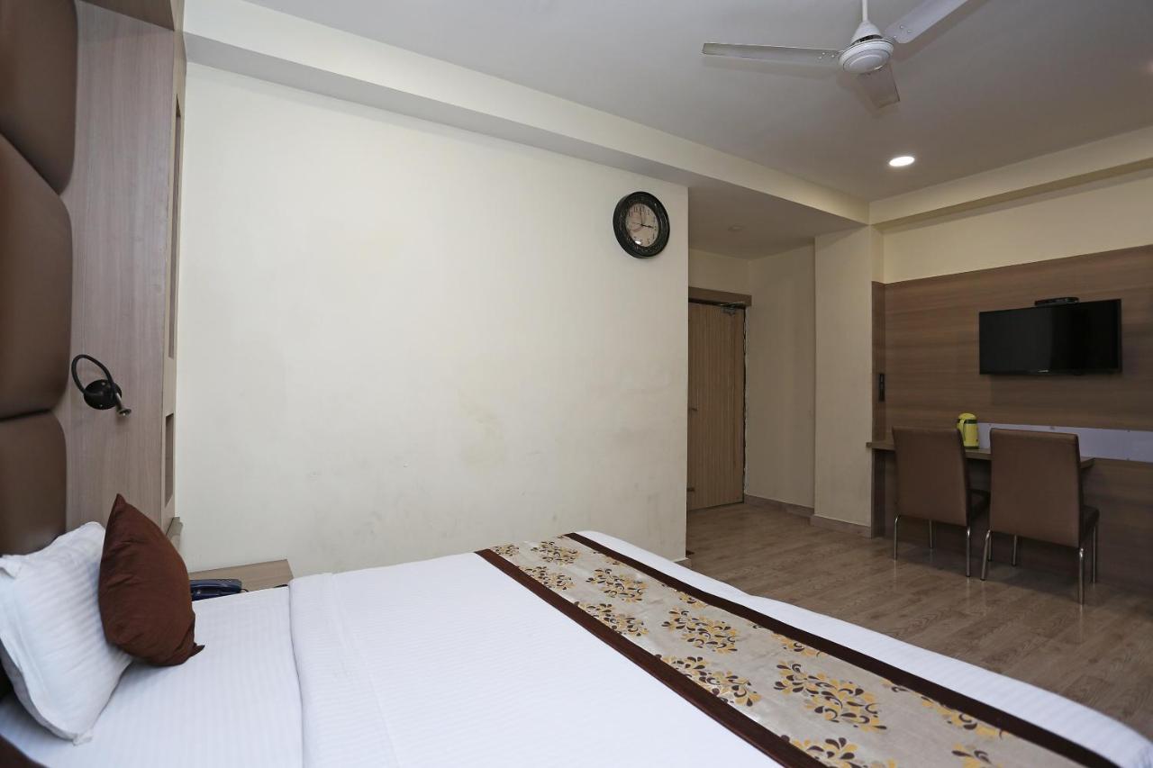 Capital O 5663 Gs Inn Chinhat Room photo