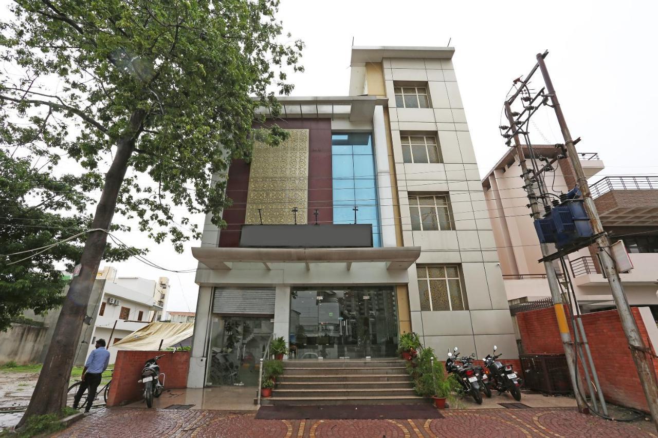 Capital O 5663 Gs Inn Chinhat Exterior photo